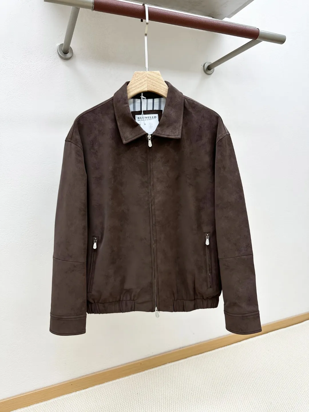 【New Product】Shanghai Trading Company channel product, 100% pure quality, new product for early autumn 2026, officially sold simultaneously! ! Brun*llo Cucin*ill Family Men's Premium Business Casual Lapel Jacket/Coat. Fashion with a typical Italian style is very sophisticated in terms of fabric selection and craftsmanship. It is very consistent with the BC aesthetic tone. It is low-key and luxurious, elegant and noble. The overall design draws on BC's advanced minimalist style and urban light luxury style! Produced by Italy's top 100-year-old fabric manufacturer, the suede fabric is supplied to customers. It is of aristocratic grade and has first-class fabric properties. The overall appearance is extremely fine suede, with high-density waterproof, windproof and anti-fouling properties. It has excellent breathability, delicate touch, extremely strong texture, very lightweight, full of stiffness, and is an easy-care and high-end fabric! The accessories are made of Classic yarn-dyed striped contrasting material, which is smooth and skin-friendly, and has a strong sense of experience! The details are exquisite, the accessories are custom-made, the double-zipper opening and closing design, and the versatile and simple Versatile color matching are suitable for various daily wear and can control any body shape. The upper body is capable and full of spirit, and is full of fashionable accents, which can easily highlight your temperament and style! It can be easily used in business commuting, leisure outings, golf and other scenes. It is a high-efficiency and highly wearable item in the wardrobe! It's something you can meet but can't ask for! Color: Brown Blue Gray Black Size: S M L XL code: Shoulder width 56cm - Bust 128cm - Clothing length 66cm - Sleeve length 60cm XXL code: Shoulder width 57cm - Bust 132cm - Clothing length 67cm - Sleeve length 61cm